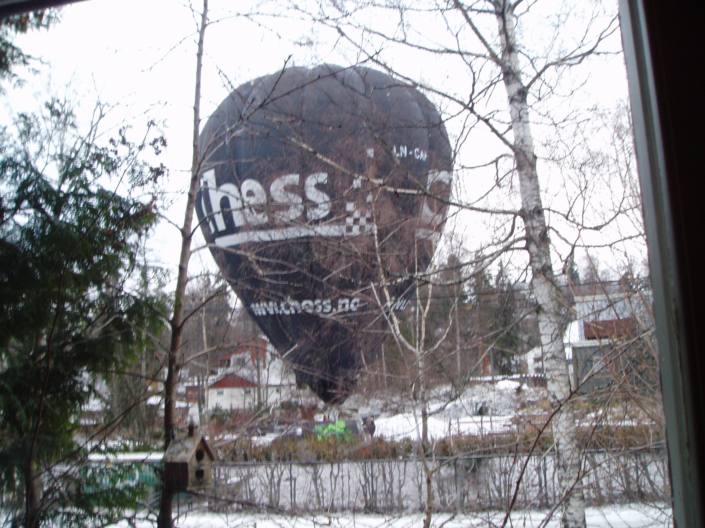 En diger svart ballong paa vei opp